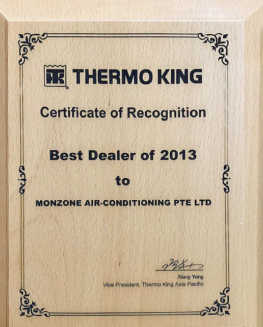 โล่รางวัล Thermo King Best Dealer of 2013 มอบให้ Monzone Air-Conditioning Pte Ltd